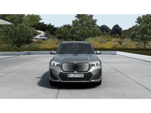 BMW iX1 eDrive20 High Executive M Sport Automaat / Panoramadak / Trekhaak / Sportstoelen / M Adaptief ond... ActivLease financial lease