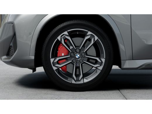 BMW iX1 eDrive20 High Executive M Sport Automaat / Panoramadak / Trekhaak / Sportstoelen / M Adaptief ond... ActivLease financial lease