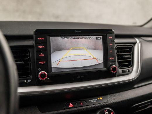 Kia Stonic 1.0 T-GDi DynamicLine (APPLE CARPLAY, NAVIGATIE, CAMERA, SPORTSTOELEN, KEYLESS, LM VELGEN, PARKEE... ActivLease financial lease