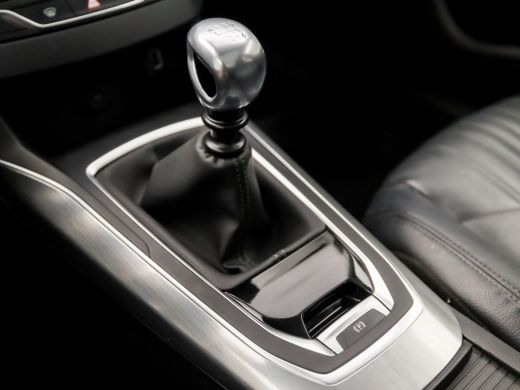 Peugeot 308 SW 1.2 PureTech Sport (PANORAMADAK, APPLE CARPLAY, LEDER, GROOT NAVI, SPORTSTOELEN, PARKEERSENSOR... ActivLease financial lease