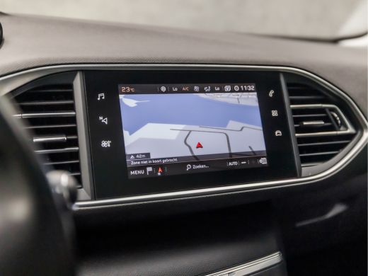 Peugeot 308 SW 1.2 PureTech Sport (PANORAMADAK, APPLE CARPLAY, LEDER, GROOT NAVI, SPORTSTOELEN, PARKEERSENSOR... ActivLease financial lease