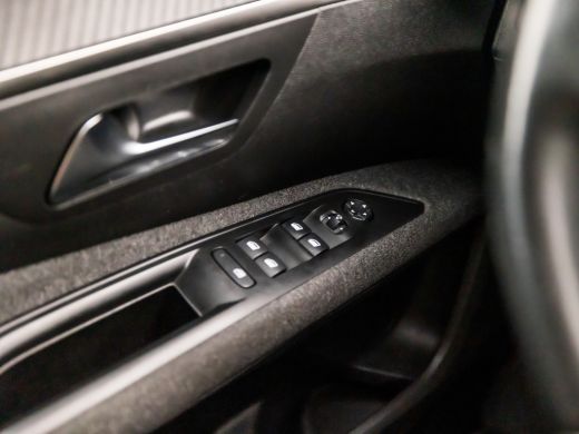 Peugeot 5008 1.2 PureTech Sport 7 Persoons Automaat (APPLE CARPLAY, GROOT NAVI, GETINT GLAS, PARKEERSENSOREN, ... ActivLease financial lease