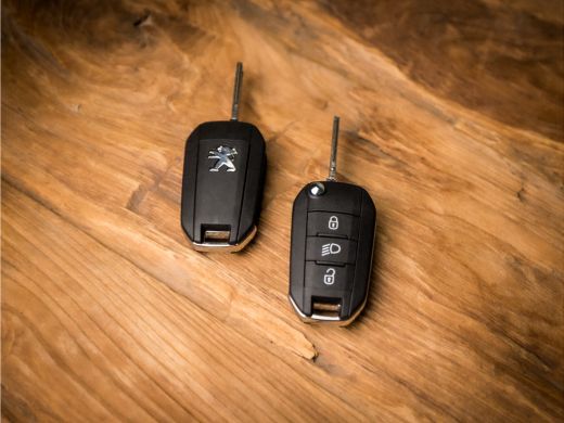 Peugeot 5008 1.2 PureTech Sport 7 Persoons Automaat (APPLE CARPLAY, GROOT NAVI, GETINT GLAS, PARKEERSENSOREN, ... ActivLease financial lease