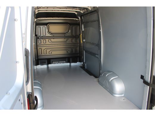 Volkswagen Crafter 2.0 TDI L3H3 Exclusive | 141 PK | Automaat | Glasrasteel van den Born | Trekhaak | Betonplex Laad... ActivLease financial lease