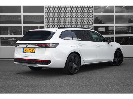 Volkswagen Passat Variant 1.5 eTSI 150pk R-Line Edition | Panoramadak | Head-Up | Dodehoeksensor | Adaptive Cruise ActivLease financial lease