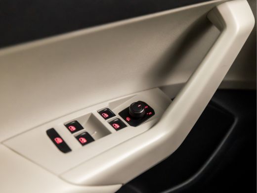 Volkswagen Polo 1.0 Sportline (VIRTUAL COCKPIT, APPLE CARPLAY, GROOT NAVI, ADAPTIVE CRUISE, CAMERA, SPORTSTOELEN,... ActivLease financial lease