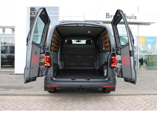 Volkswagen Transporter 2.0 TDI L1H1 | 150 pk | Automaat | Trekhaak | Adaptive Cruise | LED Zwaailampbalk | App Connect |... ActivLease financial lease