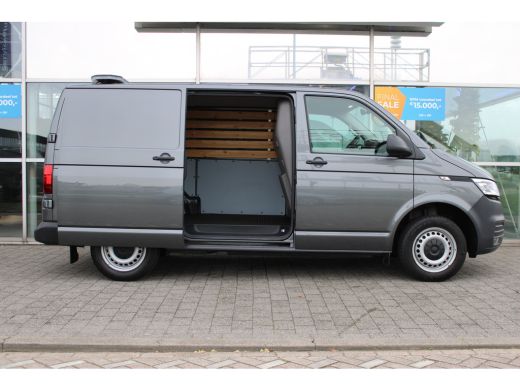 Volkswagen Transporter 2.0 TDI L1H1 | 150 pk | Automaat | Trekhaak | Adaptive Cruise | LED Zwaailampbalk | App Connect |... ActivLease financial lease