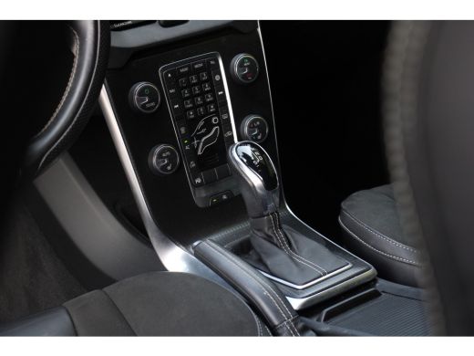 Volvo  V40 1.5 T3 Polar+ Sport | R-Design | Harman/Kardon | Panoramadak | Camera | Keyless ActivLease financial lease