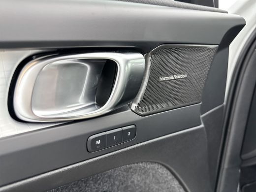 Volvo  XC40 B4 Plus Dark | 18" | Trekhaak | Voorruitverwarming | Elektrische stoelen | Harman Kardon | Parkee... ActivLease financial lease