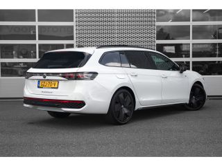 Volkswagen Passat Variant 1.5 eTSI 150pk R-Line Edition | Panoramadak | Head-Up | Dodehoeksensor | Adaptive Cruise