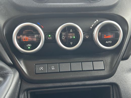 Iveco Daily 35S14V 2.3 140 PK E6 / L2H2 / 3.5T TREKHAAK / 68.554 KM !! / AIRCO / BLUETOOTH / 3-ZITS / TREKHAAK ActivLease financial lease