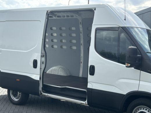 Iveco Daily 35S14V 2.3 140 PK E6 / L2H2 / 3.5T TREKHAAK / 68.554 KM !! / AIRCO / BLUETOOTH / 3-ZITS / TREKHAAK ActivLease financial lease