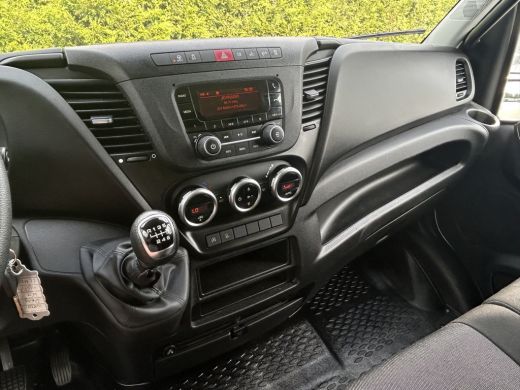 Iveco Daily 35S14V 2.3 140 PK E6 / L2H2 / 3.5T TREKHAAK / 68.554 KM !! / AIRCO / BLUETOOTH / 3-ZITS / TREKHAAK ActivLease financial lease