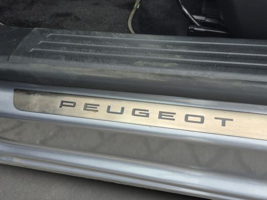 Peugeot 2008 1.2 Hybrid 136 GT | Achteruitrijcamera | Afwijkende dakkleur | DAB ontvanger ActivLease financial lease