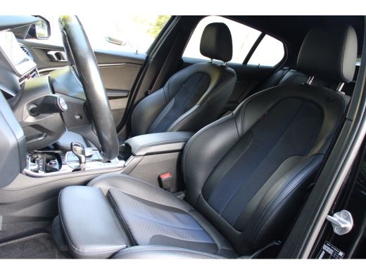 BMW 1 Serie 118i M-SPORT | NL-AUTO! | 1 EIGENAAR! | DEALER OH! | LEDER | STOELVERARMING | 19" LMV | NAVI | CL... ActivLease financial lease