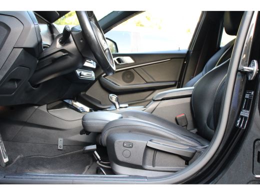 BMW 1 Serie 118i M-SPORT | NL-AUTO! | 1 EIGENAAR! | DEALER OH! | LEDER | STOELVERARMING | 19" LMV | NAVI | CL... ActivLease financial lease