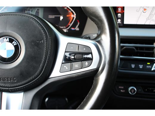 BMW 1 Serie 118i M-SPORT | NL-AUTO! | 1 EIGENAAR! | DEALER OH! | LEDER | STOELVERARMING | 19" LMV | NAVI | CL... ActivLease financial lease