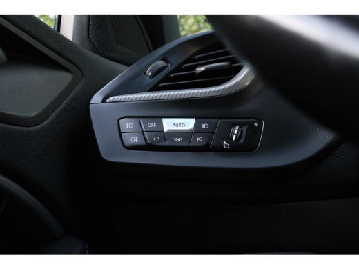 BMW 1 Serie 118i M-SPORT | NL-AUTO! | 1 EIGENAAR! | DEALER OH! | LEDER | STOELVERARMING | 19" LMV | NAVI | CL... ActivLease financial lease