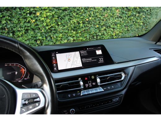 BMW 1 Serie 118i M-SPORT | NL-AUTO! | 1 EIGENAAR! | DEALER OH! | LEDER | STOELVERARMING | 19" LMV | NAVI | CL... ActivLease financial lease