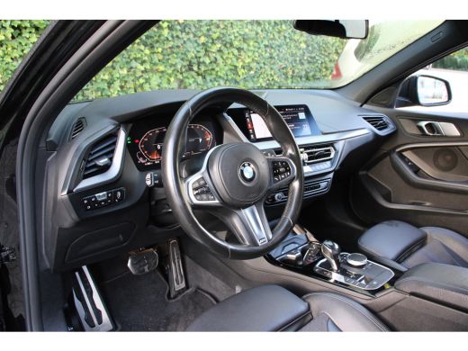 BMW 1 Serie 118i M-SPORT | NL-AUTO! | 1 EIGENAAR! | DEALER OH! | LEDER | STOELVERARMING | 19" LMV | NAVI | CL... ActivLease financial lease