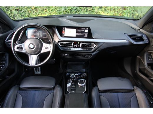 BMW 1 Serie 118i M-SPORT | NL-AUTO! | 1 EIGENAAR! | DEALER OH! | LEDER | STOELVERARMING | 19" LMV | NAVI | CL... ActivLease financial lease