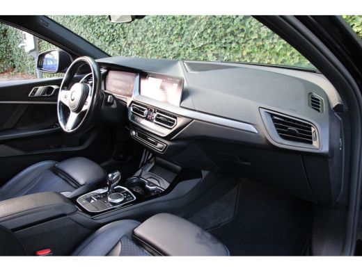 BMW 1 Serie 118i M-SPORT | NL-AUTO! | 1 EIGENAAR! | DEALER OH! | LEDER | STOELVERARMING | 19" LMV | NAVI | CL... ActivLease financial lease