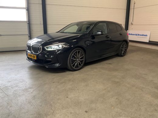 BMW 1 Serie 118i M-SPORT | NL-AUTO! | 1 EIGENAAR! | DEALER OH! | LEDER | STOELVERARMING | 19" LMV | NAVI | CL... ActivLease financial lease