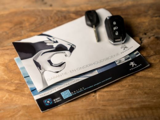 Peugeot 208 1.2 PureTech Sport (APPLE CARPLAY, GROOT NAVI, 360 CAMERA, GETINT GLAS, LM VELGEN, SPORTSTOELEN, ... ActivLease financial lease