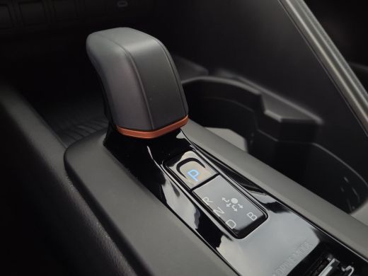 Toyota C-HR 1.8 Hybrid 140 Dynamic | Apple CarPlay | Navigatie | Blindspot | Rijklaarprijs incl garantie | ActivLease financial lease