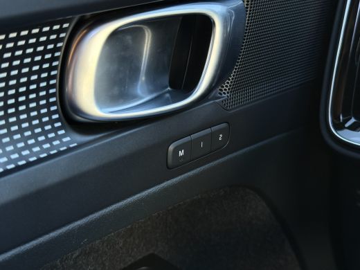 Volvo  XC40 Recharge P8 AWD R-Design Trekhaak wegklapbaar | Panoramisch schuif/kanteldak | 19" LM velgen | Ge... ActivLease financial lease