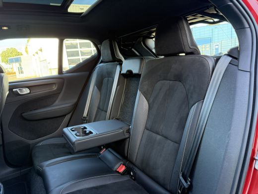 Volvo  XC40 Recharge P8 AWD R-Design Trekhaak wegklapbaar | Panoramisch schuif/kanteldak | 19" LM velgen | Ge... ActivLease financial lease