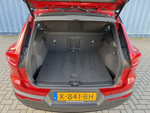 Volvo  XC40 Recharge P8 AWD R-Design Trekhaak wegklapbaar | Panoramisch schuif/kanteldak | 19" LM velgen | Ge... ActivLease financial lease