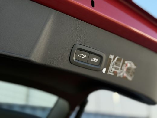 Volvo  XC40 Recharge P8 AWD R-Design Trekhaak wegklapbaar | Panoramisch schuif/kanteldak | 19" LM velgen | Ge... ActivLease financial lease