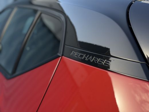 Volvo  XC40 Recharge P8 AWD R-Design Trekhaak wegklapbaar | Panoramisch schuif/kanteldak | 19" LM velgen | Ge... ActivLease financial lease