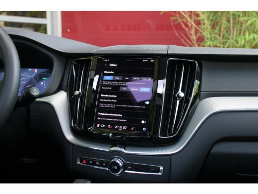 Volvo  XC60 2.0 T6 Plug-in hybrid AWD Ultra Dark | Luchtvering | Trekhaak | Panoramadak | Pilot Assist | Harm... ActivLease financial lease