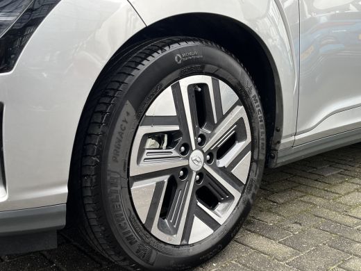 Hyundai Kona 64 kWh 204pk Pure | LED | Camera | Climate | Carplay | Keyless | Navigatie | 17" Lichtmetaal | Pa... ActivLease financial lease