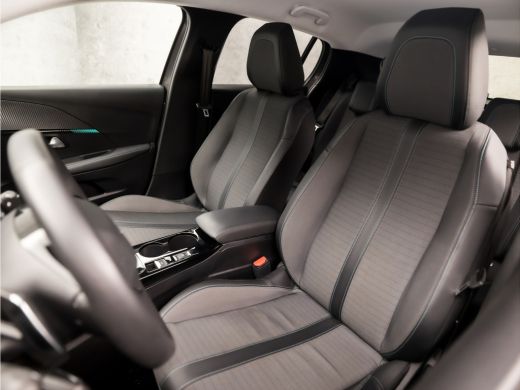 Peugeot 208 1.2 PureTech Allure Sport Automaat (VIRTUAL COCKPIT, APPLE CARPLAY, GROOT NAVI, LEDER, 360 CAMERA... ActivLease financial lease