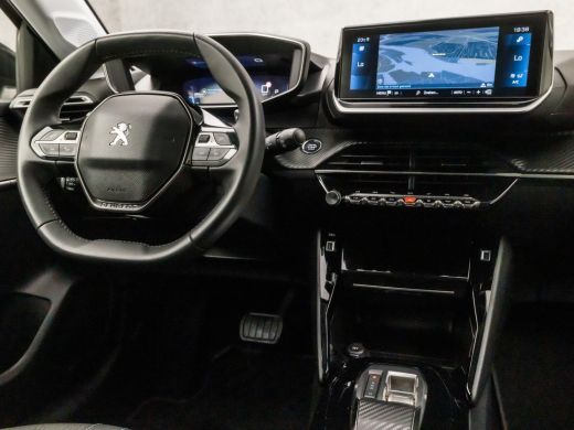Peugeot 208 1.2 PureTech Allure Sport Automaat (VIRTUAL COCKPIT, APPLE CARPLAY, GROOT NAVI, LEDER, 360 CAMERA... ActivLease financial lease