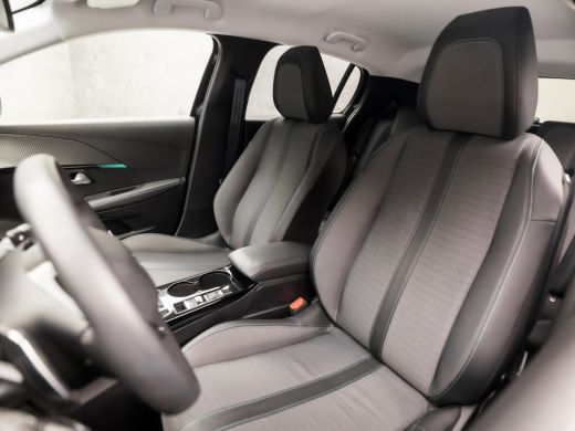 Peugeot 208 1.2 PureTech Allure Sport Automaat (VIRTUAL COCKPIT, APPLE CARPLAY, GROOT NAVI, LEDER, 360 CAMERA... ActivLease financial lease