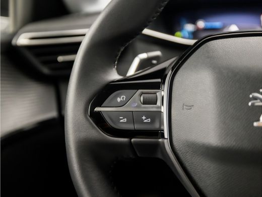 Peugeot 208 1.2 PureTech Allure Sport Automaat (VIRTUAL COCKPIT, APPLE CARPLAY, GROOT NAVI, LEDER, 360 CAMERA... ActivLease financial lease