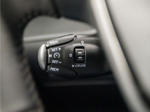 Peugeot 208 1.2 PureTech Allure Sport Automaat (VIRTUAL COCKPIT, APPLE CARPLAY, GROOT NAVI, LEDER, 360 CAMERA... ActivLease financial lease