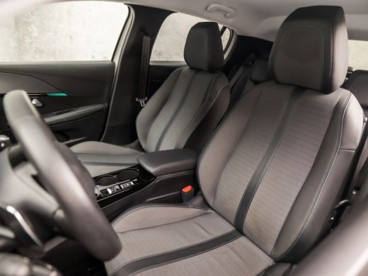 Peugeot 208 1.2 PureTech Allure Sport Automaat (VIRTUAL COCKPIT, APPLE CARPLAY, GROOT NAVI, LEDER, SPORTSTOEL... ActivLease financial lease