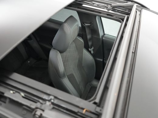 Peugeot e-2008 EV GT Pack 50 kWh | Achteruitrijcamera | Airco (automatisch) | Apple Carplay/Android Auto|telefoo... ActivLease financial lease