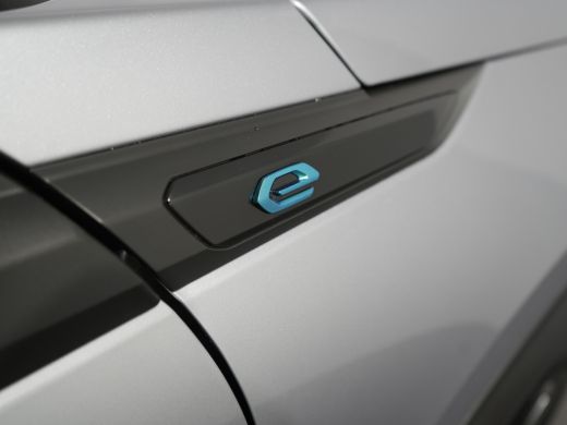 Peugeot e-2008 EV GT Pack 50 kWh | Achteruitrijcamera | Airco (automatisch) | Apple Carplay/Android Auto|telefoo... ActivLease financial lease