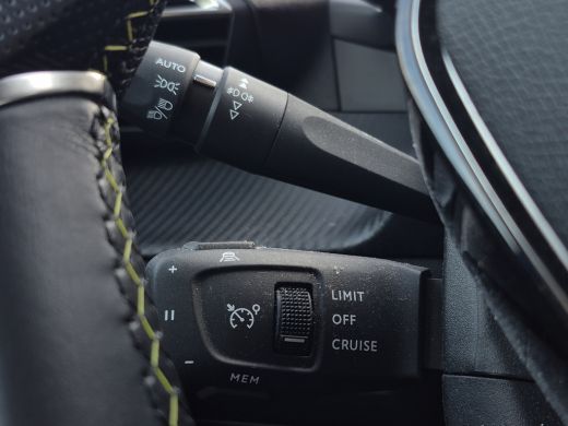Peugeot e-2008 EV GT Pack 50 kWh Leder/Alcantara | Panoramadak | Stoel + Voorruitverwarming ActivLease financial lease