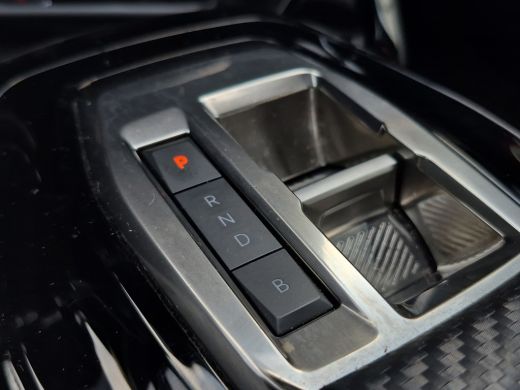 Peugeot e-2008 EV GT Pack 50 kWh Leder/Alcantara | Panoramadak | Stoel + Voorruitverwarming ActivLease financial lease