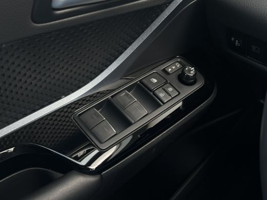 Toyota C-HR 2.0 Hybrid Bi-Tone | Navi | Carplay | Dodehoek | Park Assist | Camera ActivLease financial lease