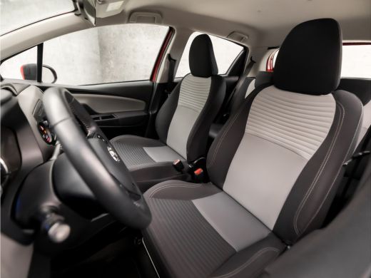 Toyota Yaris 1.0 VVT-i Sport (AIRCO, BLUETOOTH, ELEK RAMEN, GETINT GLAS, SPORTSTOELEN, MULTIFUNCTIONEEL STUURW... ActivLease financial lease