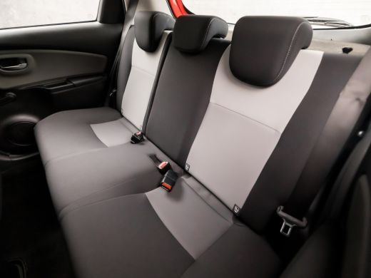 Toyota Yaris 1.0 VVT-i Sport (AIRCO, BLUETOOTH, ELEK RAMEN, GETINT GLAS, SPORTSTOELEN, MULTIFUNCTIONEEL STUURW... ActivLease financial lease